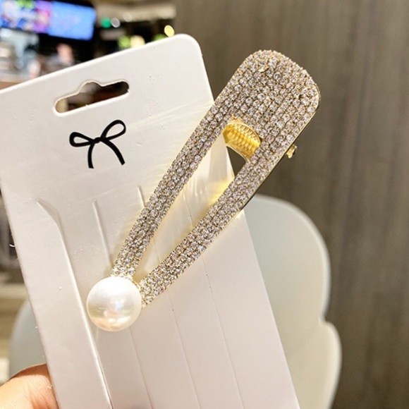 Last one!! 💎NEW Large Pearl & Stones Clips💎 - Picture 2 of 2